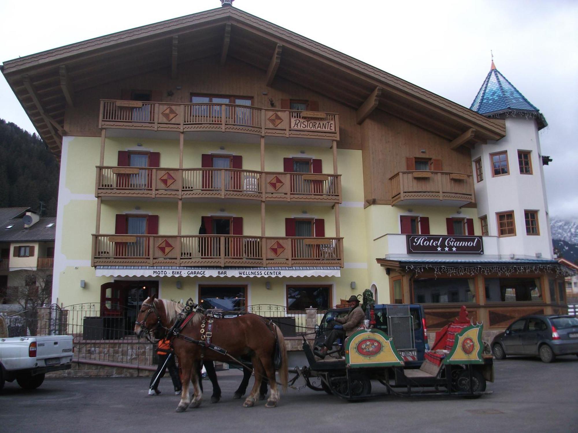 Hotel Ciamol カンピテッロ・ディ・ファッサ エクステリア 写真