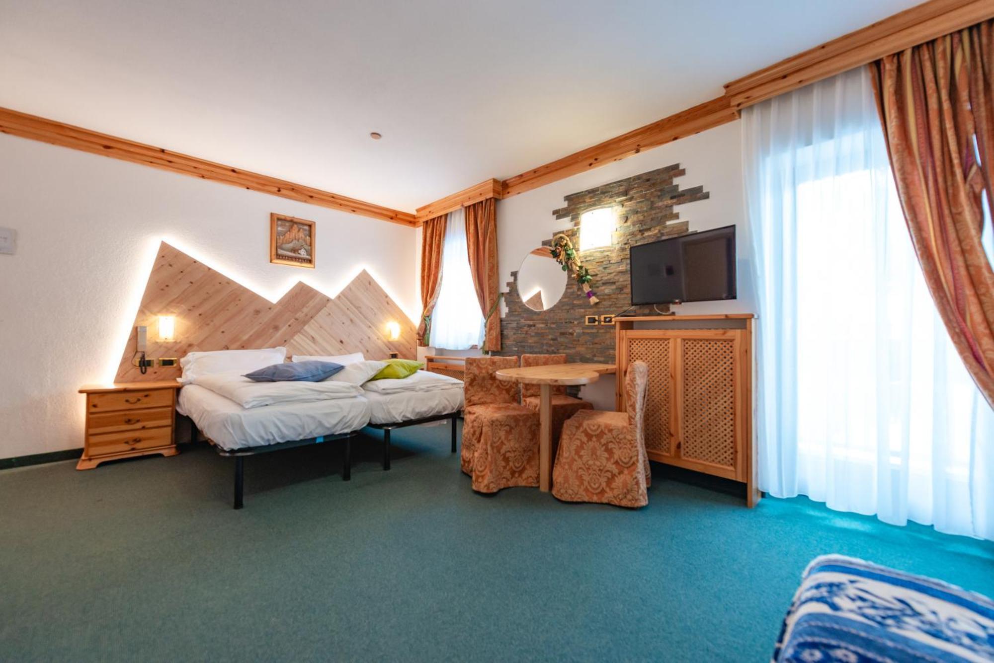 Hotel Ciamol カンピテッロ・ディ・ファッサ エクステリア 写真