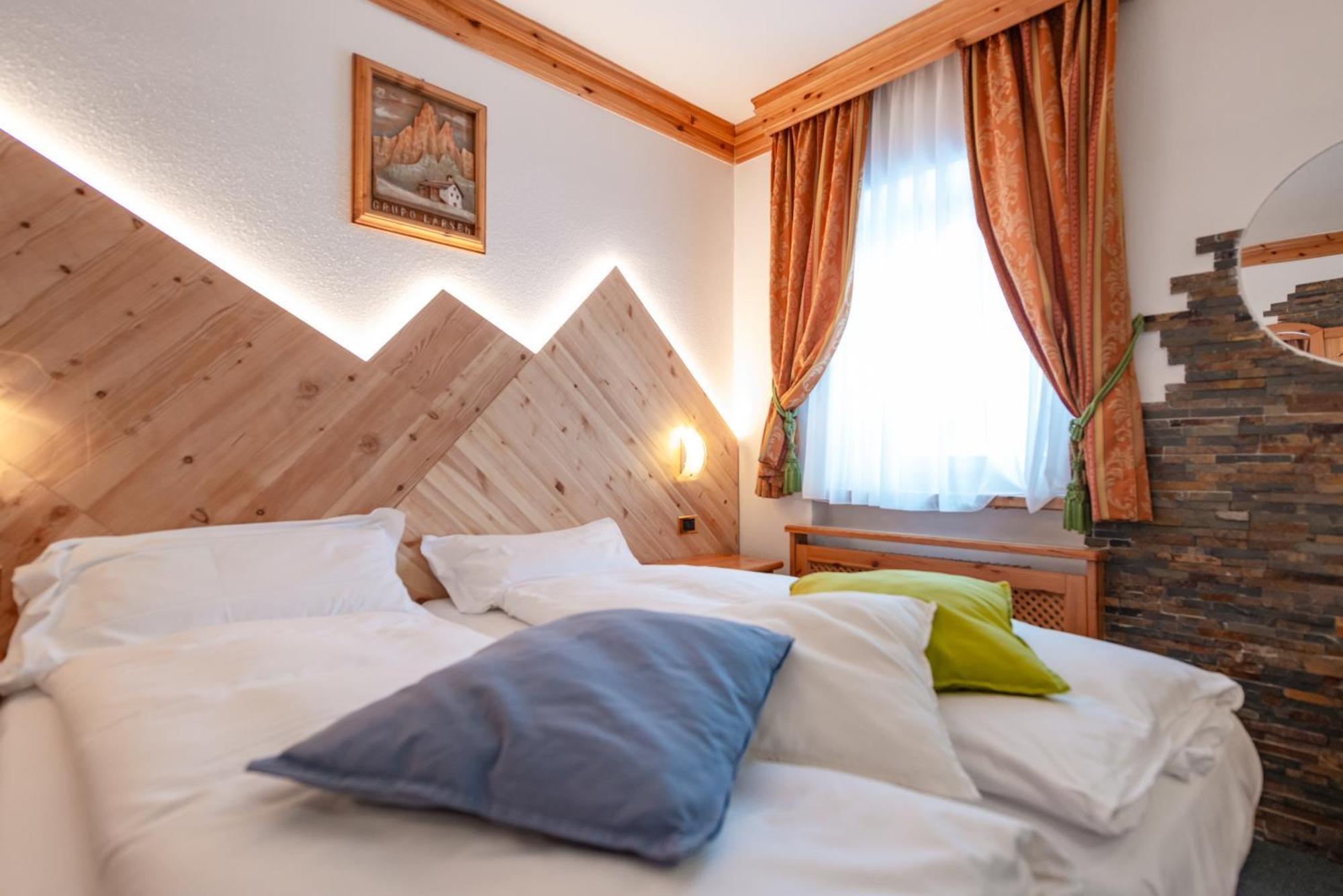 Hotel Ciamol カンピテッロ・ディ・ファッサ エクステリア 写真