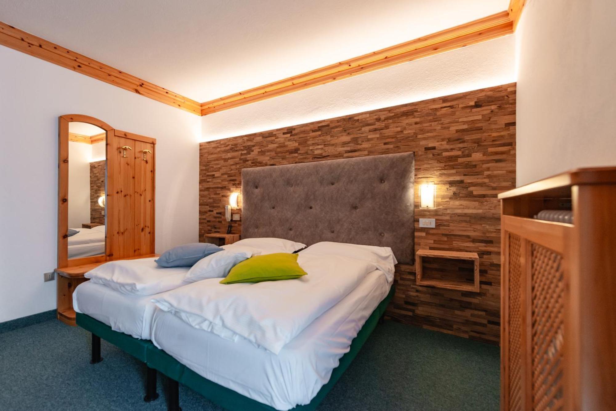 Hotel Ciamol カンピテッロ・ディ・ファッサ エクステリア 写真