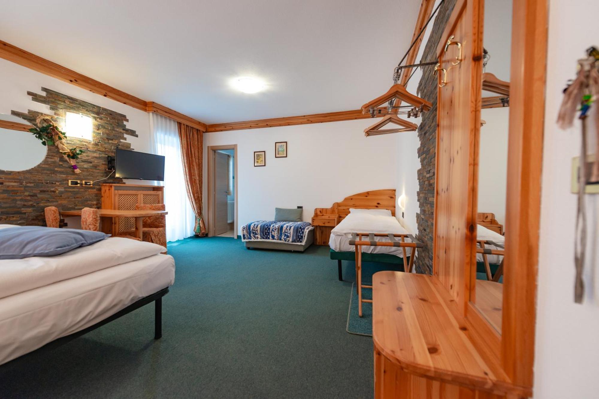 Hotel Ciamol カンピテッロ・ディ・ファッサ エクステリア 写真