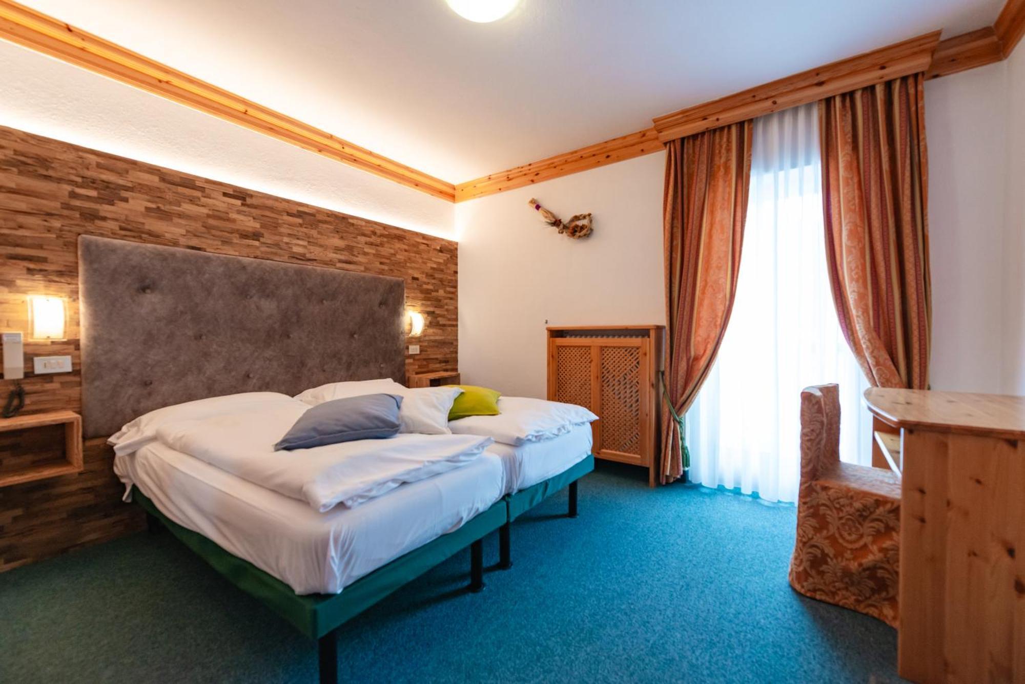 Hotel Ciamol カンピテッロ・ディ・ファッサ エクステリア 写真