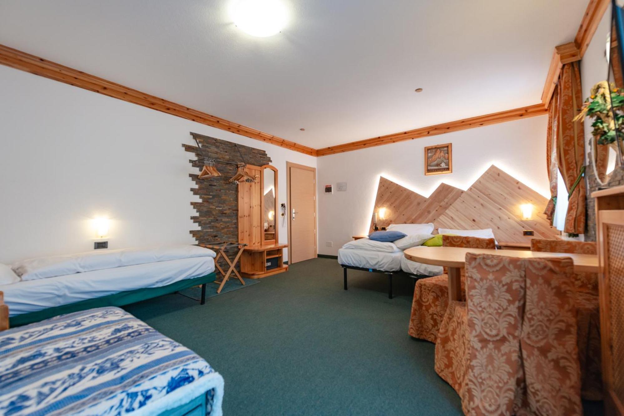 Hotel Ciamol カンピテッロ・ディ・ファッサ エクステリア 写真