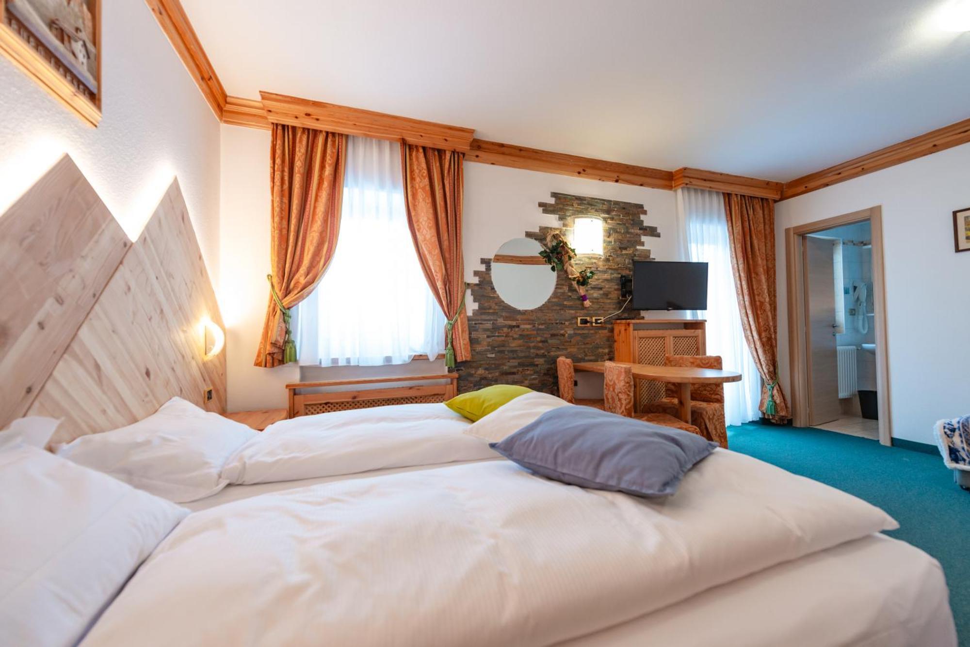 Hotel Ciamol カンピテッロ・ディ・ファッサ エクステリア 写真