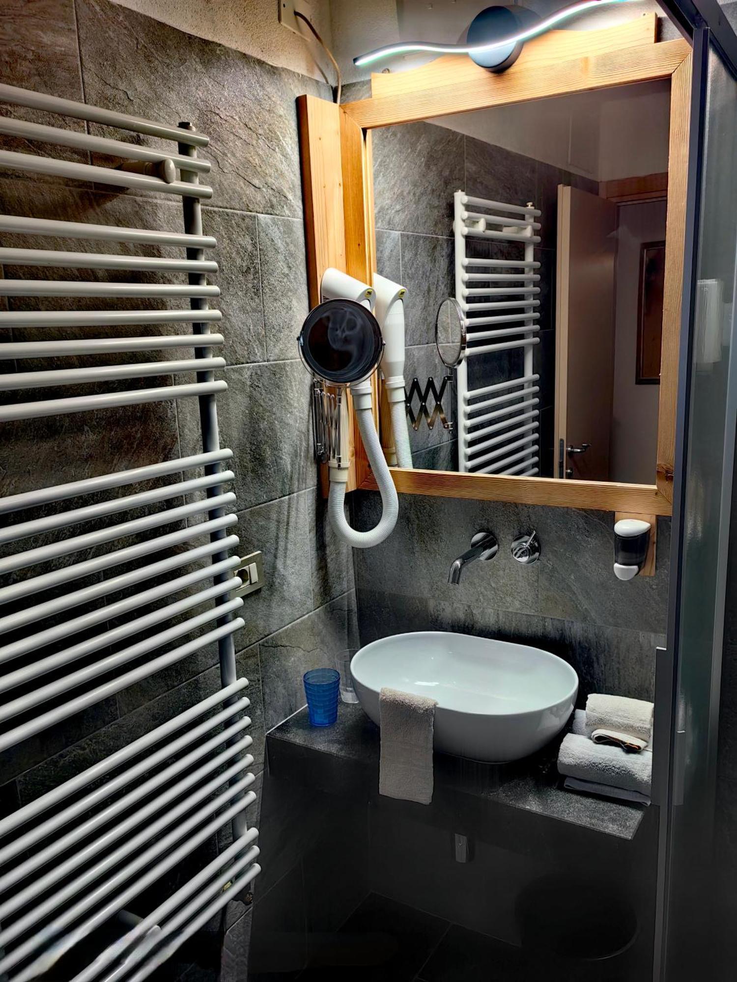 Hotel Ciamol カンピテッロ・ディ・ファッサ エクステリア 写真