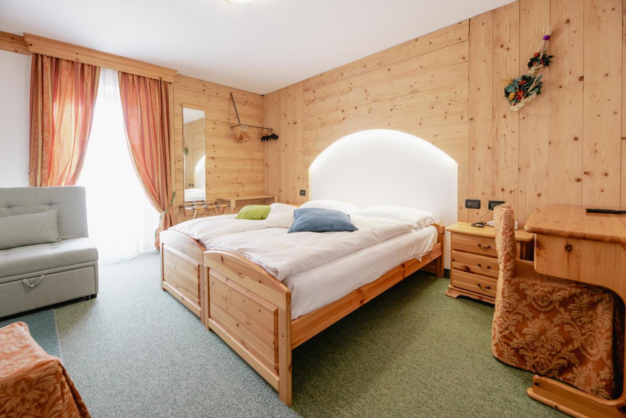Hotel Ciamol カンピテッロ・ディ・ファッサ エクステリア 写真